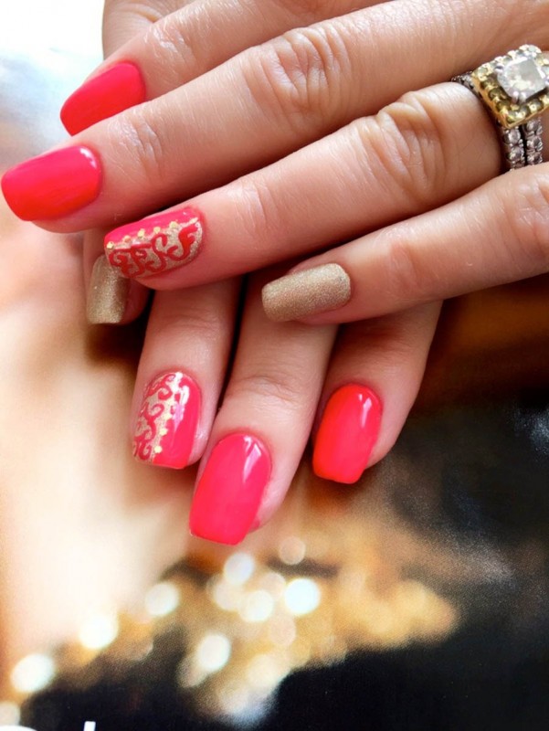 Unhas com detalhe em dourado!